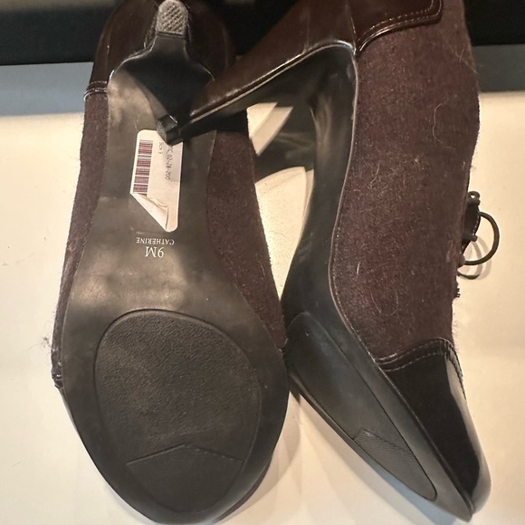 **3 for $15**Peter Nygard Brown Heeled Boots with Elegant Design - Picture 3 of 5